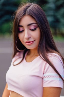 Yapmak olan bir genç attractivemiddle Doğu kadın portresi yukarı ve uzun saç