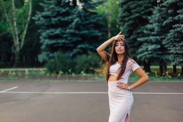 Mulher Morena Encantadora Vestida Com Vestido Rosa Posando Quadra Basquete — Fotografia de Stock