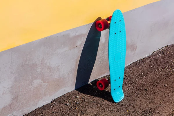 Blaues Skateboard Penny Board aus Kunststoff mit rosa Rädern. — Stockfoto