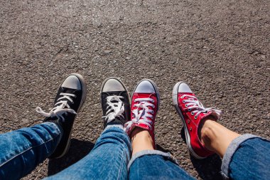 Kırmızı ve siyah spor ayakkabı ayakkabı kadın ayakları üzerinde. Spor ayakkabı ayakkabı çift. Kopya alanı.