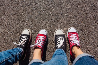 Kırmızı ve siyah spor ayakkabı ayakkabı kadın ayakları üzerinde. Spor ayakkabı ayakkabı çift. Kopya alanı.