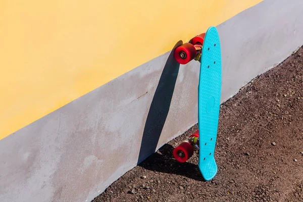 Plastica Blu Skateboard Penny Board Con Ruote Rosa Trova Accanto — Foto Stock