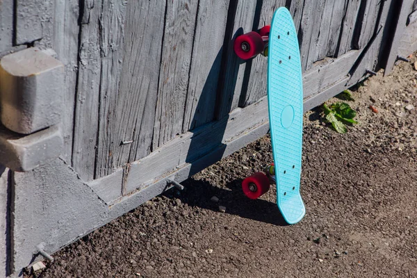 Синій Пластиковий Скейтборд Пенні Дошка Рожевими Колесами Стоїть Поруч Стіною — стокове фото
