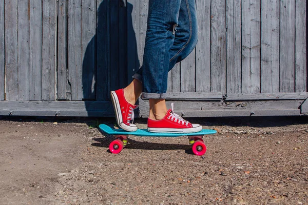 Közelről Lábát Lány Piros Cipők Túrák Kék Műanyag Penny Rája — Stock Fotó