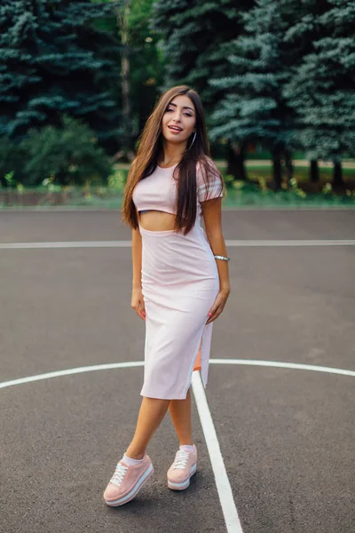 Mulher Morena Encantadora Vestida Com Vestido Rosa Posando Quadra Basquete — Fotografia de Stock