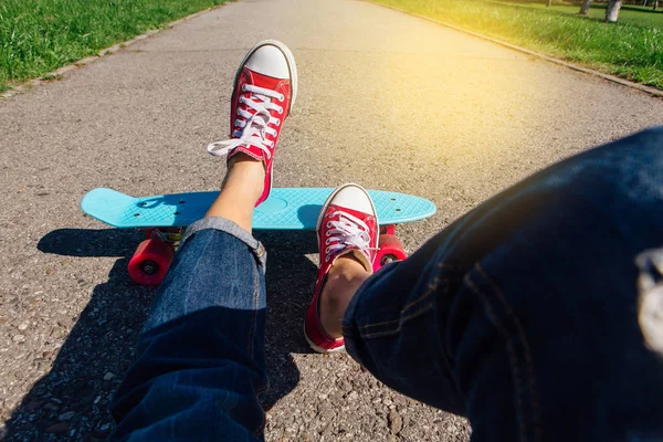 Közelkép a lábát, a kék műanyag penny rája board-pink kerekekkel. — Stock Fotó