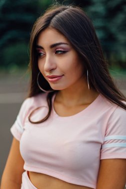 Yapmak olan bir genç attractivemiddle Doğu kadın portresi yukarı ve uzun saç