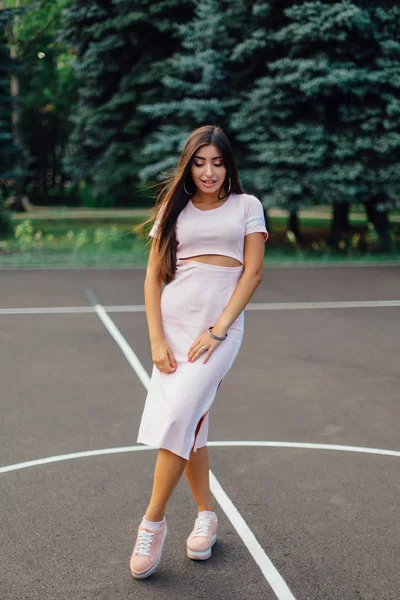 Mulher Morena Encantadora Vestida Com Vestido Rosa Posando Quadra Basquete — Fotografia de Stock