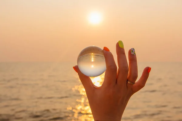 Crystal Lens Bal Hand Met Weerspiegeling Van Zee Zonsondergang Het — Stockfoto