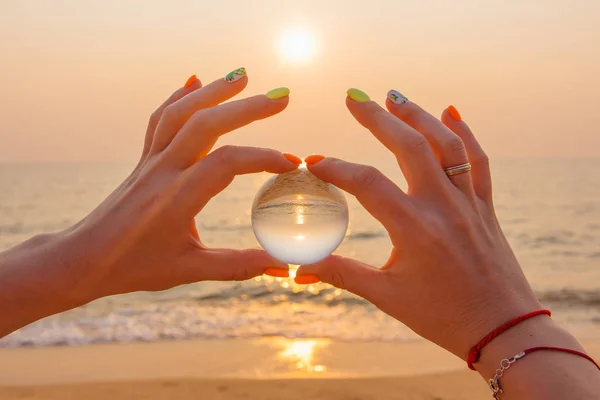 Crystal Lens Bal Hand Met Weerspiegeling Van Zee Zonsondergang Het — Stockfoto