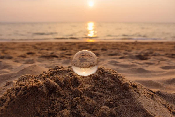 Kristallen Bol Van Lens Het Zand Met Weerspiegeling Van Zee — Stockfoto