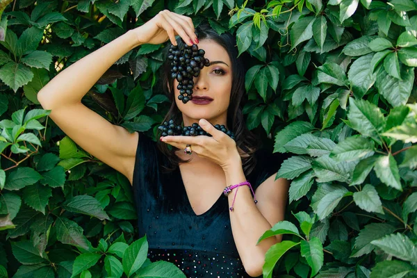 Retrato Joven Morena Sexy Vestido Negro Con Uvas Negras — Foto de Stock