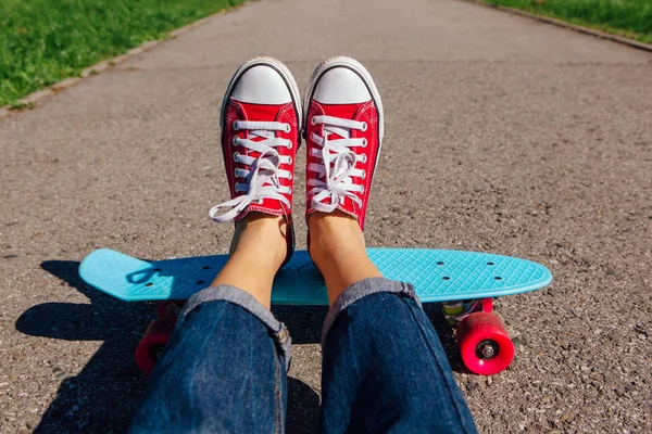 Primo Piano Piedi Una Ragazza Scarpe Ginnastica Rosse Cavalca Pattino — Foto Stock