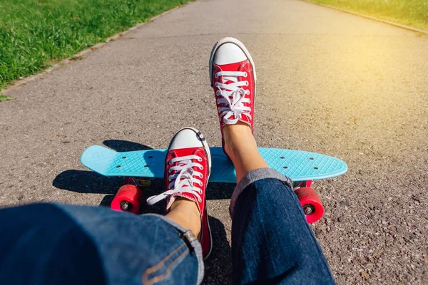 Primo Piano Piedi Una Ragazza Scarpe Ginnastica Rosse Cavalca Pattino — Foto Stock