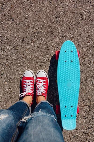 Primo Piano Piedi Una Ragazza Scarpe Ginnastica Rosse Cavalca Pattino — Foto Stock