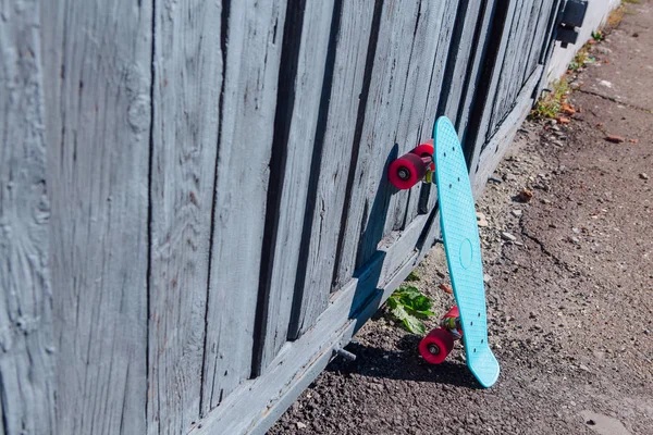 Синій Пластиковий Скейтборд Пенні Дошка Рожевими Колесами Стоїть Поруч Стіною — стокове фото