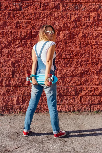 Portrait Smiling Woman Dressed Overalls Sunglasses Standing Her Skateboard Next — Stock Photo, Image