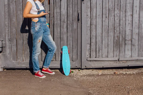 Voeten Van Een Meisje Rode Sneakers Blauwe Cent Skate Board — Stockfoto