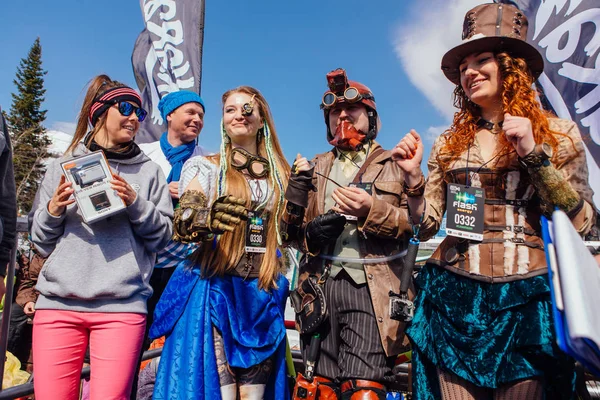 Sheregesh, Kemerovo bölgesi, Rusya Federasyonu - 22 Nisan 2017: Grelka Fest olduğunu karnaval kılık kayak ve snowboard binici için bir spor ve eğlence aktivite. Gençlerin buhar punk tarzı kostümleri.