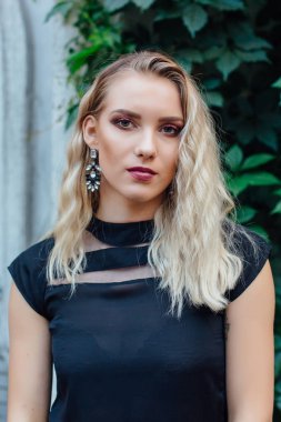 Blong saç ve parlak makyaj ile çekici bir kadın portresi kapatın