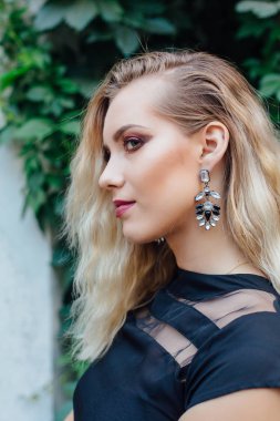 Blong saç ve parlak makyaj ile çekici bir kadın portresi kapatın