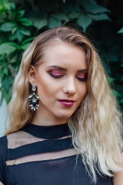 Retrato Cerca Una Atractiva Dama Con Pelo Borroso Maquillaje Brillante — Foto de Stock