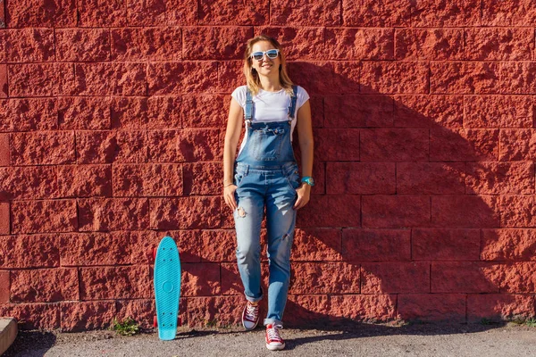 Porträt Einer Lächelnden Frau Overalls Und Sonnenbrille Die Mit Ihrem — Stockfoto