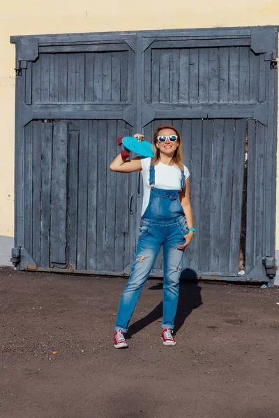 Retrato Una Mujer Sonriente Vestida Con Monos Gafas Sol Pie — Foto de Stock