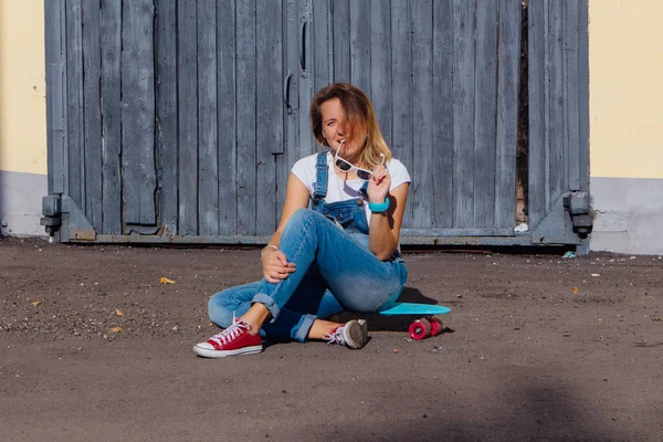 Portret Van Een Lachende Vrouw Gekleed Overall Zonnebril Zittend Haar — Stockfoto