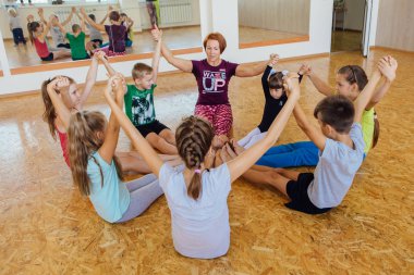Novokuznetsk, Kemerovo bölgesi, Rusya Federasyonu - 11 Ağustos 2018: yoga sınıfına öğretmenle yoga egzersizleri yapıyor farklı yaş çocuklar.