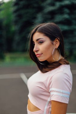 Yapmak olan bir genç attractivemiddle Doğu kadın portresi yukarı ve uzun saç