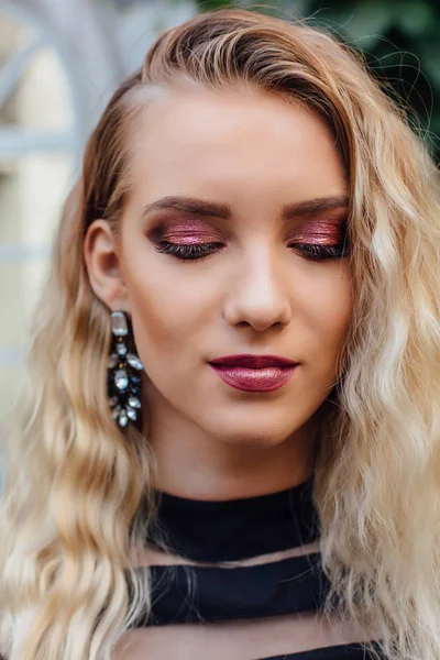 Retrato Cerca Una Atractiva Dama Con Pelo Borroso Maquillaje Brillante — Foto de Stock