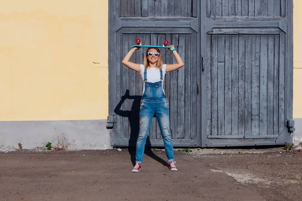 Retrato Una Mujer Sonriente Vestida Con Monos Gafas Sol Pie — Foto de Stock