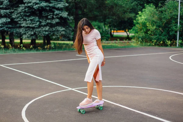 Portret Van Een Lachende Charmante Brunette Vrouwelijke Staan Haar Skateboard — Stockfoto