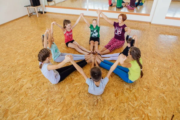 Novokuznetsk, Kemerovo bölgesi, Rusya Federasyonu - 11 Ağustos 2018: yoga sınıfına öğretmenle yoga egzersizleri yapıyor farklı yaş çocuklar.
