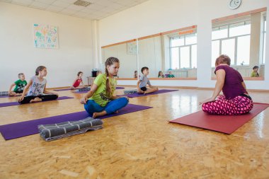 Novokuznetsk, Kemerovo bölgesi, Rusya Federasyonu - 11 Ağustos 2018: yoga sınıfına öğretmenle yoga egzersizleri yapıyor farklı yaş çocuklar.