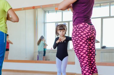Novokuznetsk, Kemerovo bölgesi, Rusya Federasyonu - 11 Ağustos 2018: yoga sınıfına öğretmenle yoga egzersizleri yapıyor farklı yaş çocuklar.