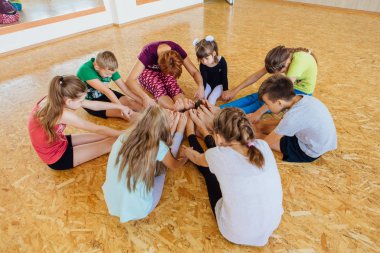 Novokuznetsk, Kemerovo bölgesi, Rusya Federasyonu - 11 Ağustos 2018: yoga sınıfına öğretmenle yoga egzersizleri yapıyor farklı yaş çocuklar.