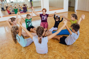 Novokuznetsk, Kemerovo bölgesi, Rusya Federasyonu - 11 Ağustos 2018: yoga sınıfına öğretmenle yoga egzersizleri yapıyor farklı yaş çocuklar.
