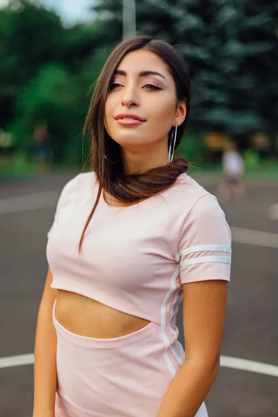 Retrato de una joven atractiva mujer de Oriente Medio con el pelo largo — Foto de Stock