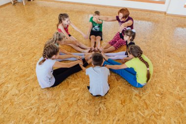 Yoga dersi öğretmeni bir odada çocuklar için