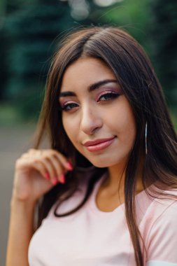 Yapmak olan bir genç attractivemiddle Doğu kadın portresi yukarı ve uzun saç