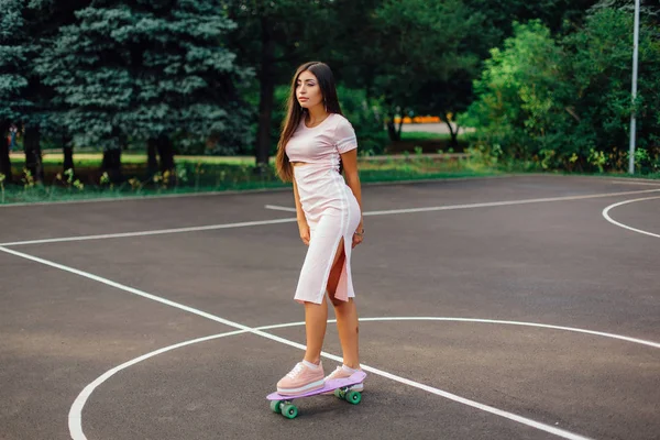 Porträtt Leende Charmiga Brunett Kvinna Stående Sin Skateboard Basketplan Lycklig — Stockfoto