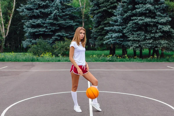 Красивая Молодая Блондинка Белой Футболке Шортах Кроссовках Играет Мячом Баскетбольной — стоковое фото