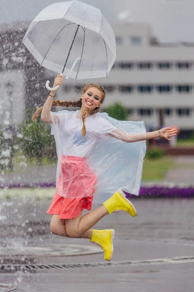 Mladá Hezká Dívka Dvěma Copánky Žluté Boty Transparentní Deštník Skákání — Stock fotografie