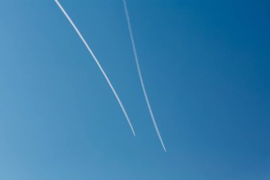 İki uçak izleri mavi gökyüzü arka plan üzerinde olan. Kopya alanı