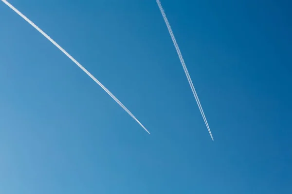 Dos Aviones Con Rastros Sobre Fondo Cielo Azul Copiar Espacio — Foto de Stock