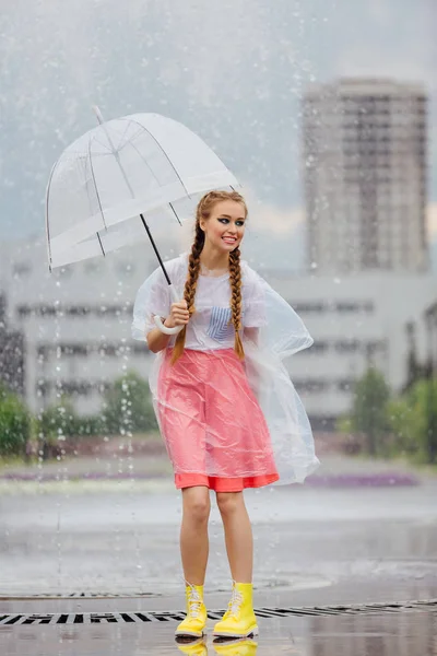 Młoda Ładna Dziewczyna Dwa Warkocze Żółte Buty Parasol Przezroczysty Stoi — Zdjęcie stockowe