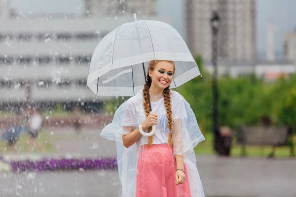 Mooi Meisje Met Twee Vlechten Gele Laarzen Met Transparante Paraplu — Stockfoto