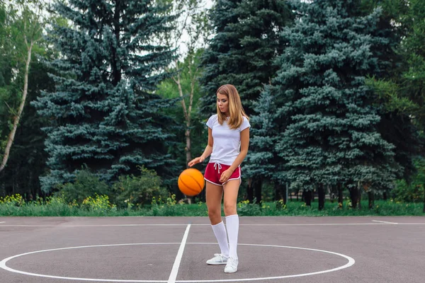 Красивая Молодая Блондинка Белой Футболке Шортах Кроссовках Играет Мячом Баскетбольной — стоковое фото